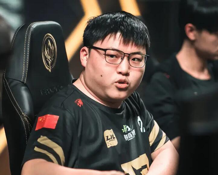 关于Uzi回归赛场，绝杀首场状态亮眼，G2观众沸腾！的信息