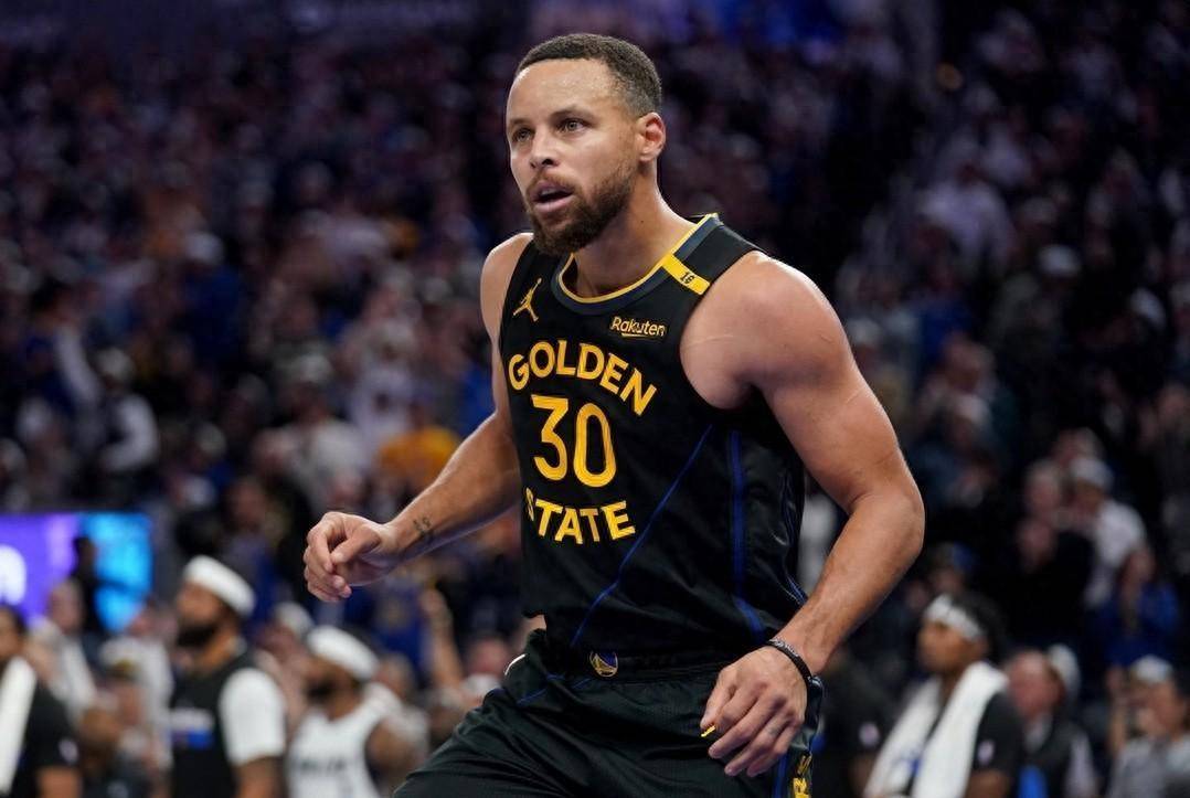 库里迎来二十赛季高光表现，雄鹿球迷沸腾！的简单介绍